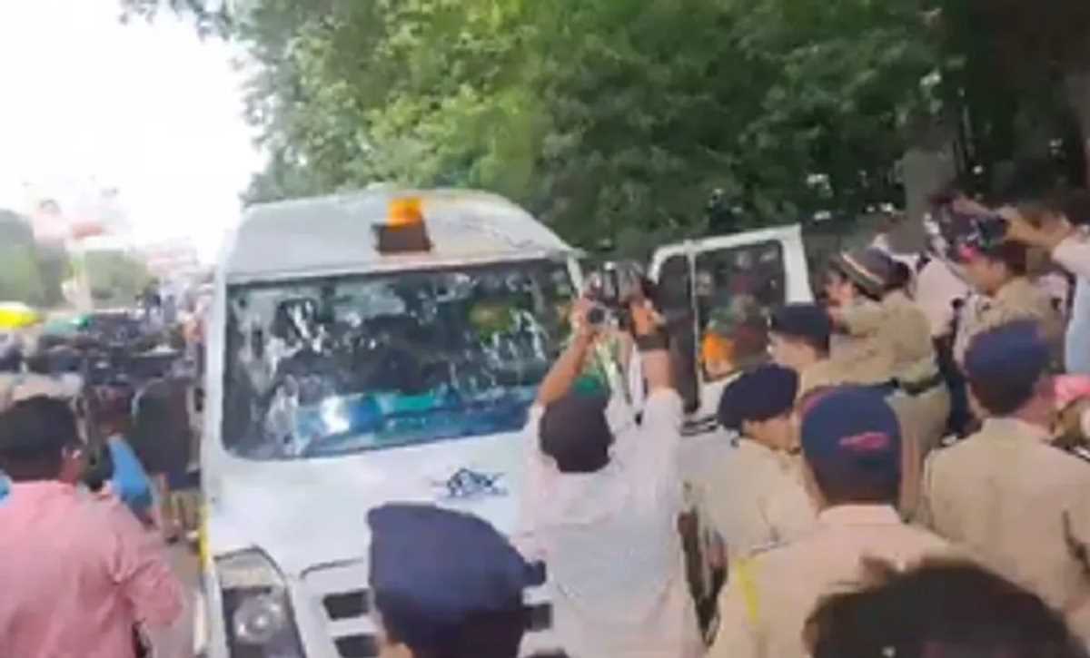 महाराष्ट्र : भाजपा और शिवसेना कार्यकर्ताओं के बीच हाथापाई, पुलिस ने कई को हिरासत में लिया